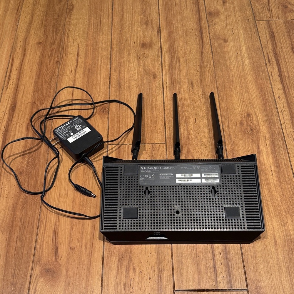 Netgear Nighthawk AC1900 Smart WiFi Router Model R7000 with Adaptor - Picture 2 of 8